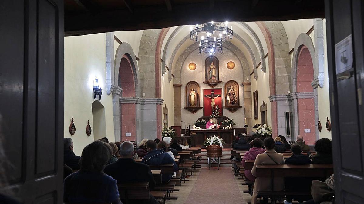 El funeral de cuerpo presente de Florinda Álvarez, ayer, en la iglesia de Valduno. | Miki López