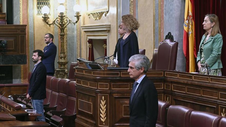 La presidenta de la Mesa del Congreso de los Diputados, Meritxell Batet (c), guarda junto al resto de integrantes de la Mesa un minuto de silencio en conmemoración a las víctimas del coronavirus.