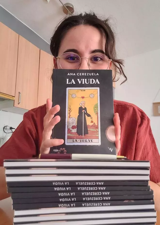 "A veces la presencia de otros humanos ayuda mucho a aterrizar los poemas en el cuerpo"