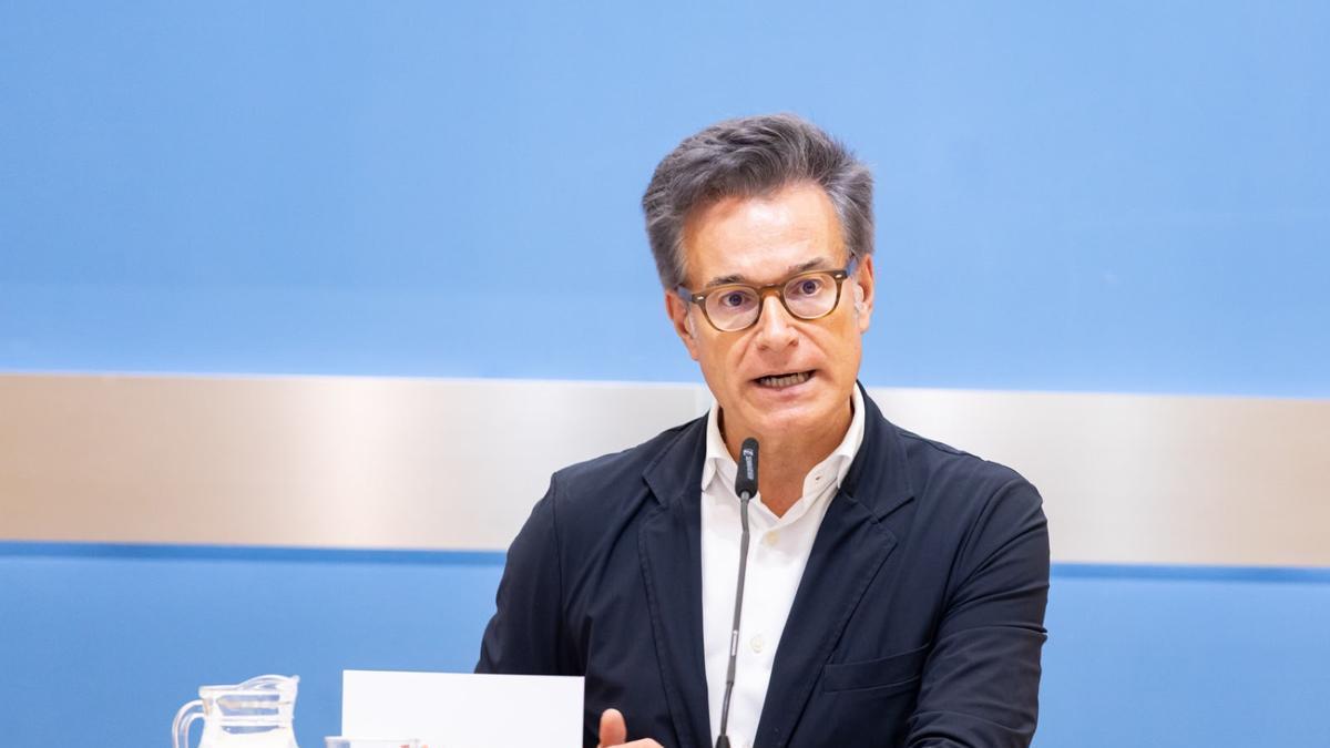 El concejal de Urbanismo, Víctor Serrano, este miércoles en el Ayuntamiento de Zaragoza.