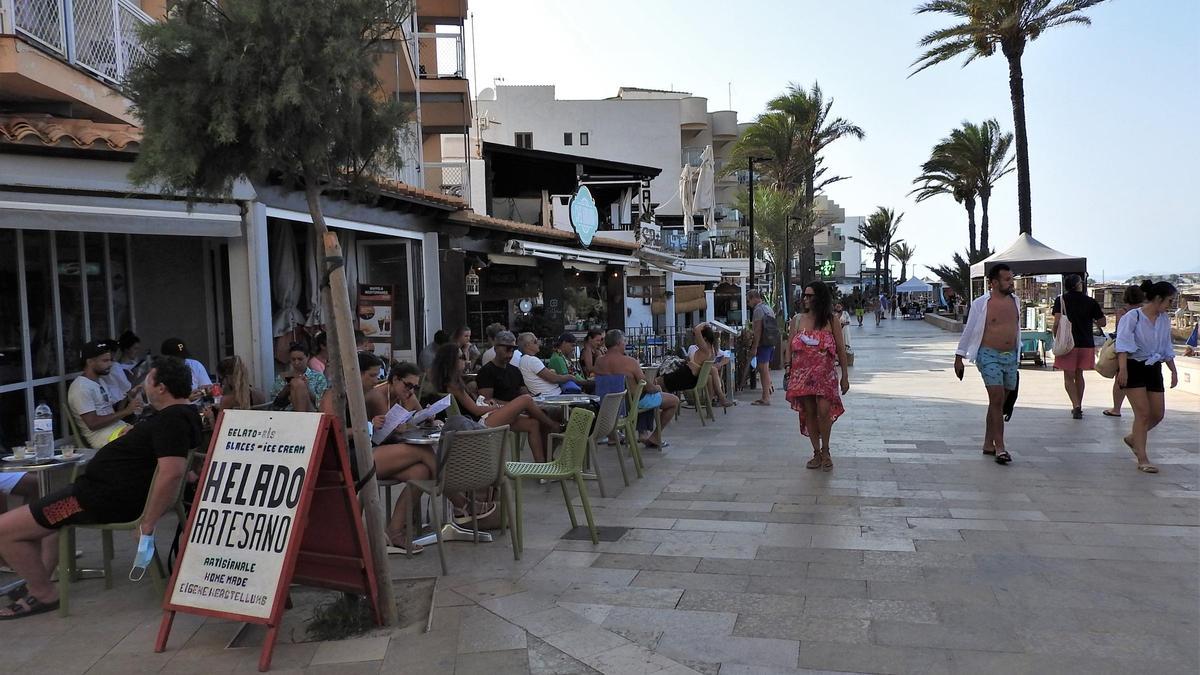 Turistas por el paseo martítimo de es Pujols en una imagen de archivo