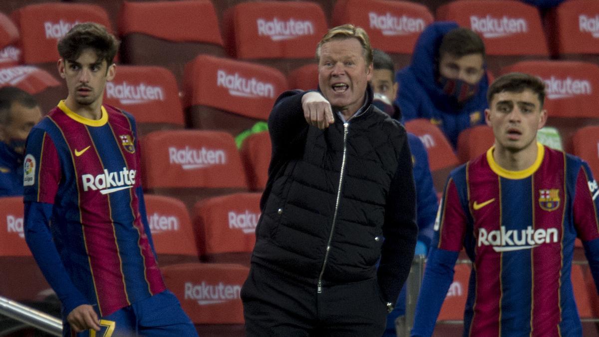 Koeman, entre Trincâo y Pedri, en el partido frente al Eibar.