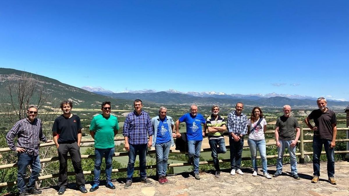 Miembros de CHA y Compromís, en Artieda.