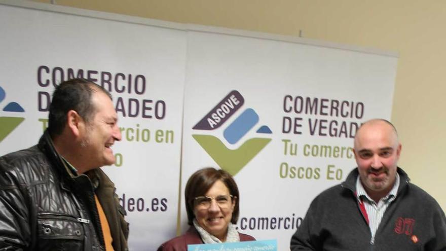 César Álvarez, alcalde veigueño; Isabel Menéndez, y Lucas Lastra, hostelero participante y representante de Otea.