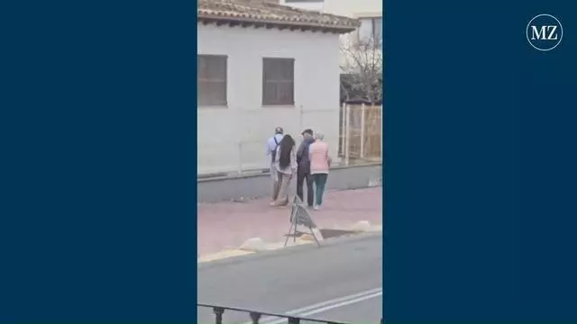 Auf frischer Tat ertappt: Hier versuchen Taschendiebe, Urlauber an der Playa de Palma zu beklauen