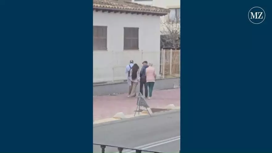 Auf frischer Tat ertappt: Hier versuchen Taschendiebe, Urlauber an der Playa de Palma zu beklauen