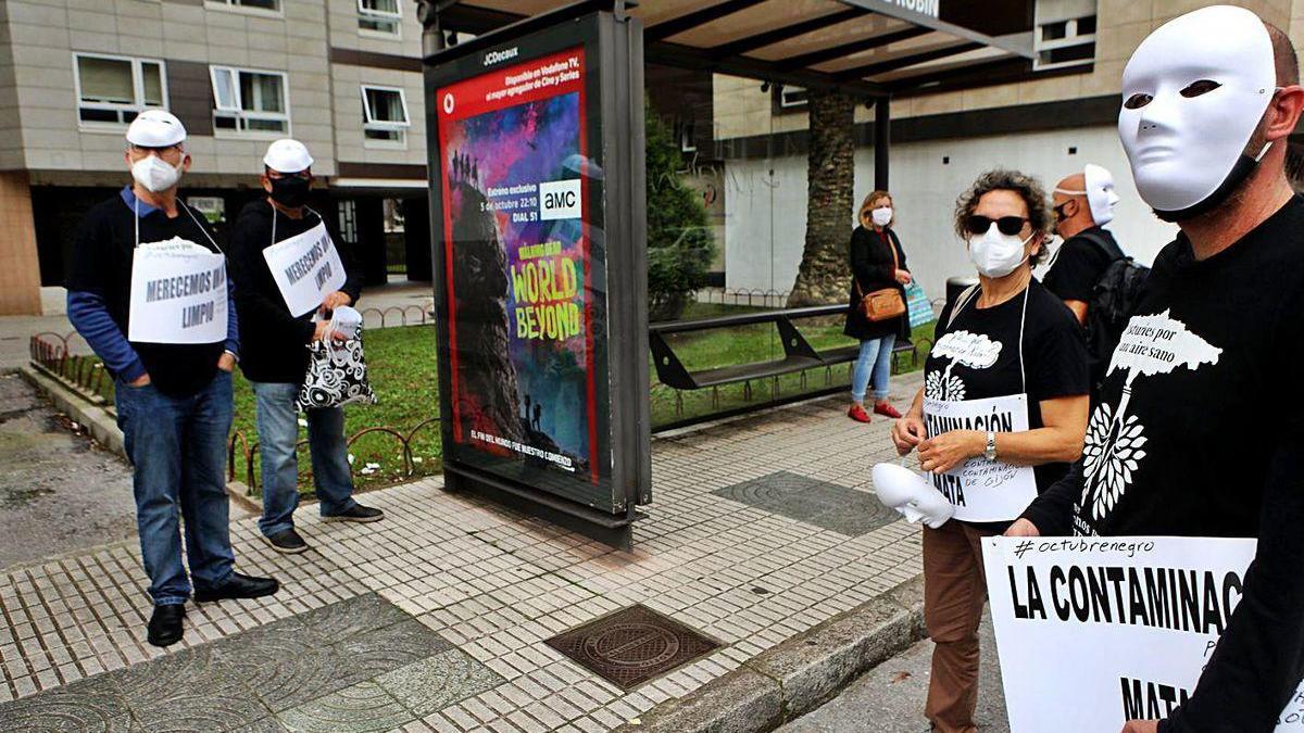 La protesta, ayer, en la parada de autobús del Camino de Rubín, en El Cerillero.