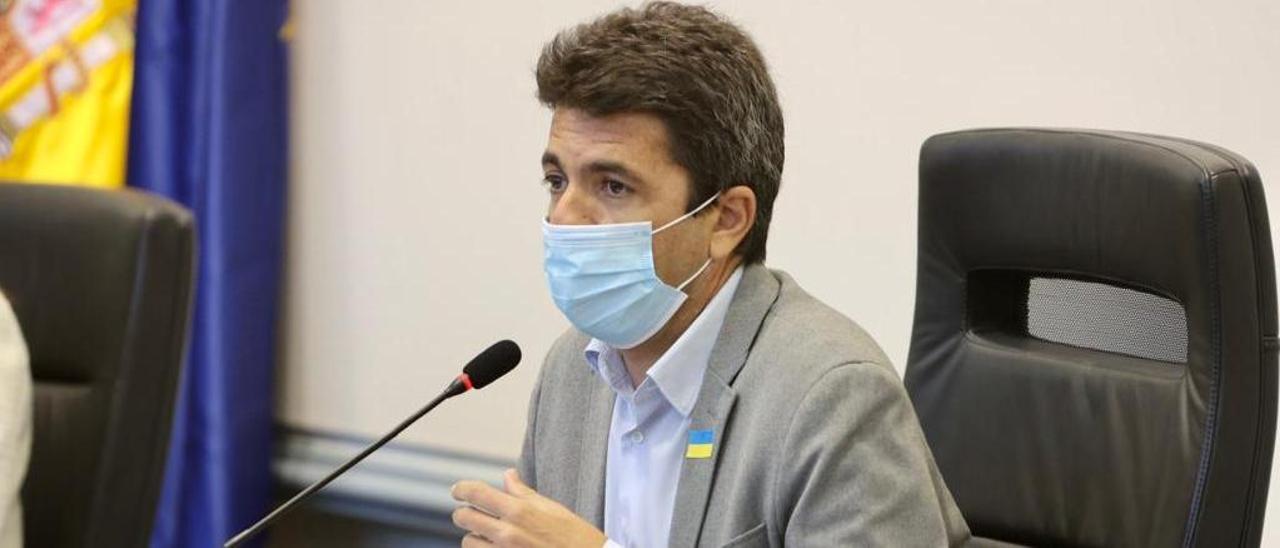El presidente de la Diputación, Carlos Mazón, luce una pegatina en la solapa con la bandera de Ucrania.