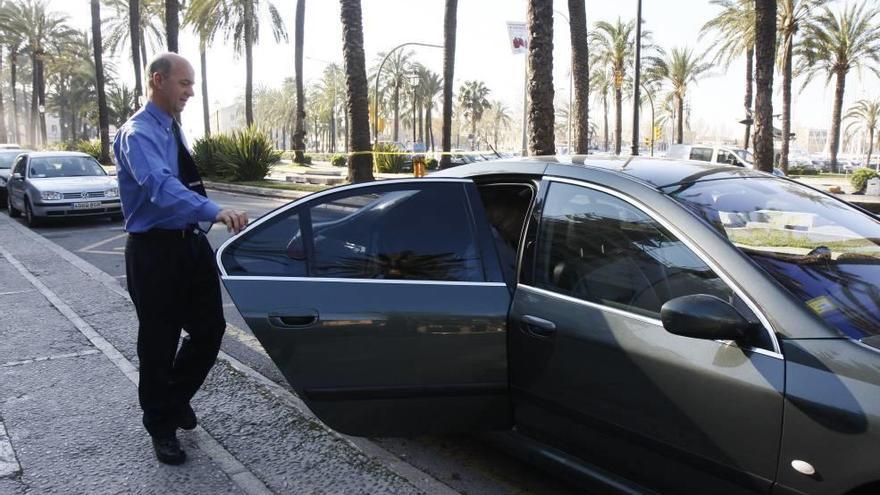 Los coches oficiales solo podrán ser utilizados para actos relacionados con el cargo.