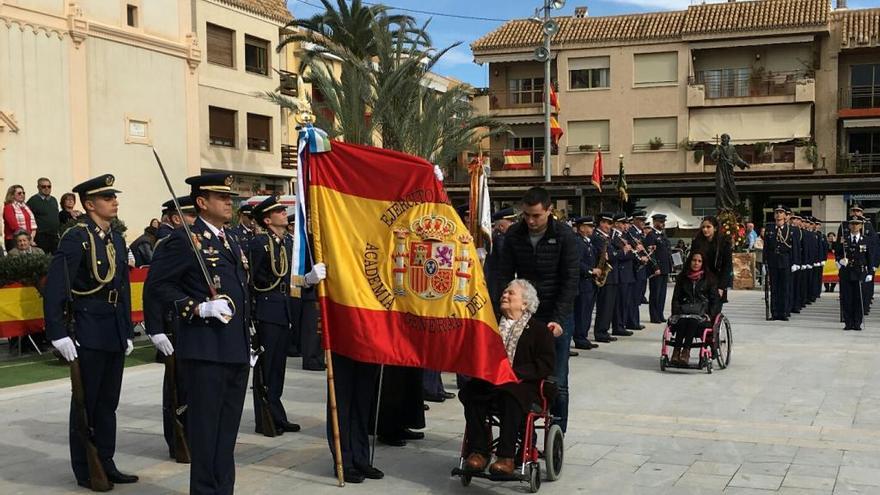 284 civiles juran la bandera española