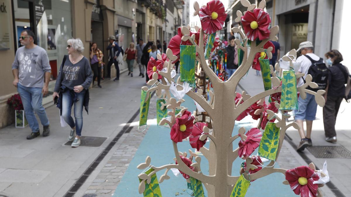 Decoració ornamental al carrer Nou de Girona feta per escolars.