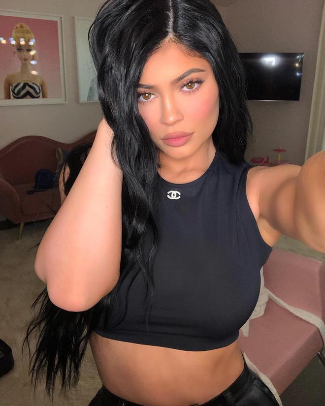 Kylie Jenner, ahora lleva el pelo negro tinta