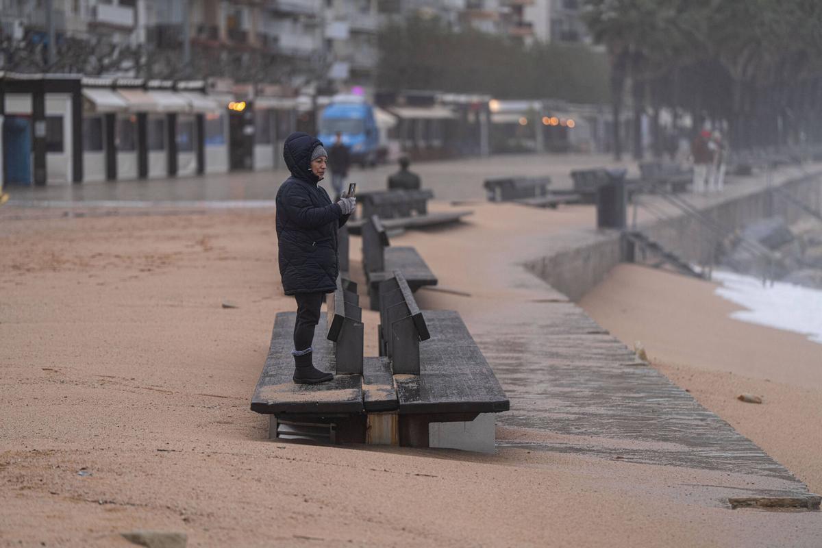 El temporal borra una parte del paseo marítimo de Blanes El temporal borra una parte del paseo marítimo de Blanes