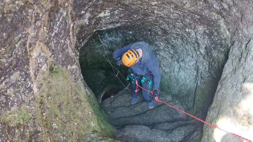 Salida de la cueva del Pico Sacro, para la que se habilitan cuerdas y escalera / Concello