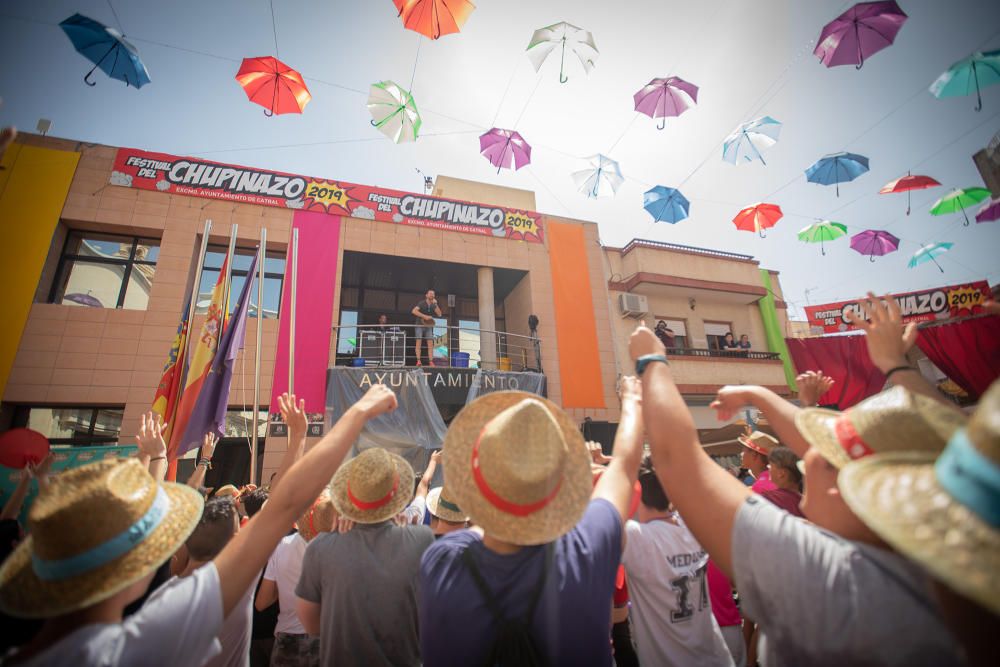 Los catralenses y muchos vecinos de la Vega Baja estallan en alegría y fiesta para iniciar las celebraciones de San Juan con el chupinazo