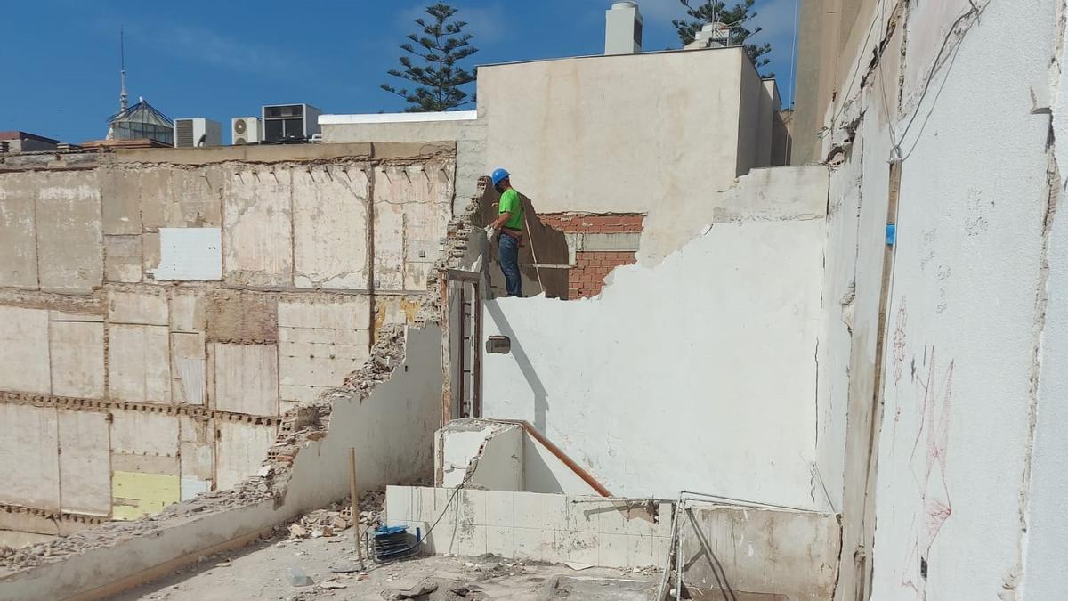 Demolición de un edificio en Cartagena.