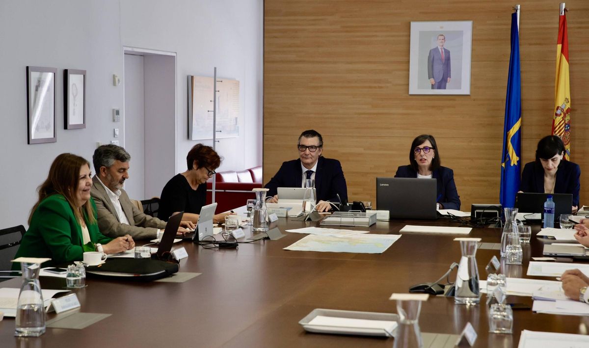 Un momento del Consejo de Administración de la Autoridad Portuaria de Gijón. Por la izquierda, Marina Pineda; el consejero del Principado Alejandro Calvo; Carmen Moriyón; el director del Puerto, José Luis Barettino; Nieves Roqueñí y la secretaria del Consejo aunque no consejera, Lucía López.