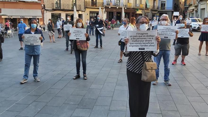 Els independentistes amb els cartells alçats amb lemes com: «un estat que prioritzi les persones i no els diners»