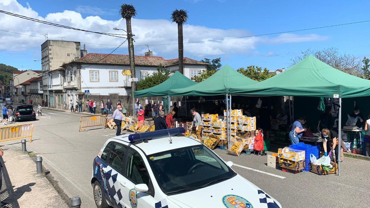 Colas para llegar a uno de los puestos del mercadillo de Sabarís esta mañana.