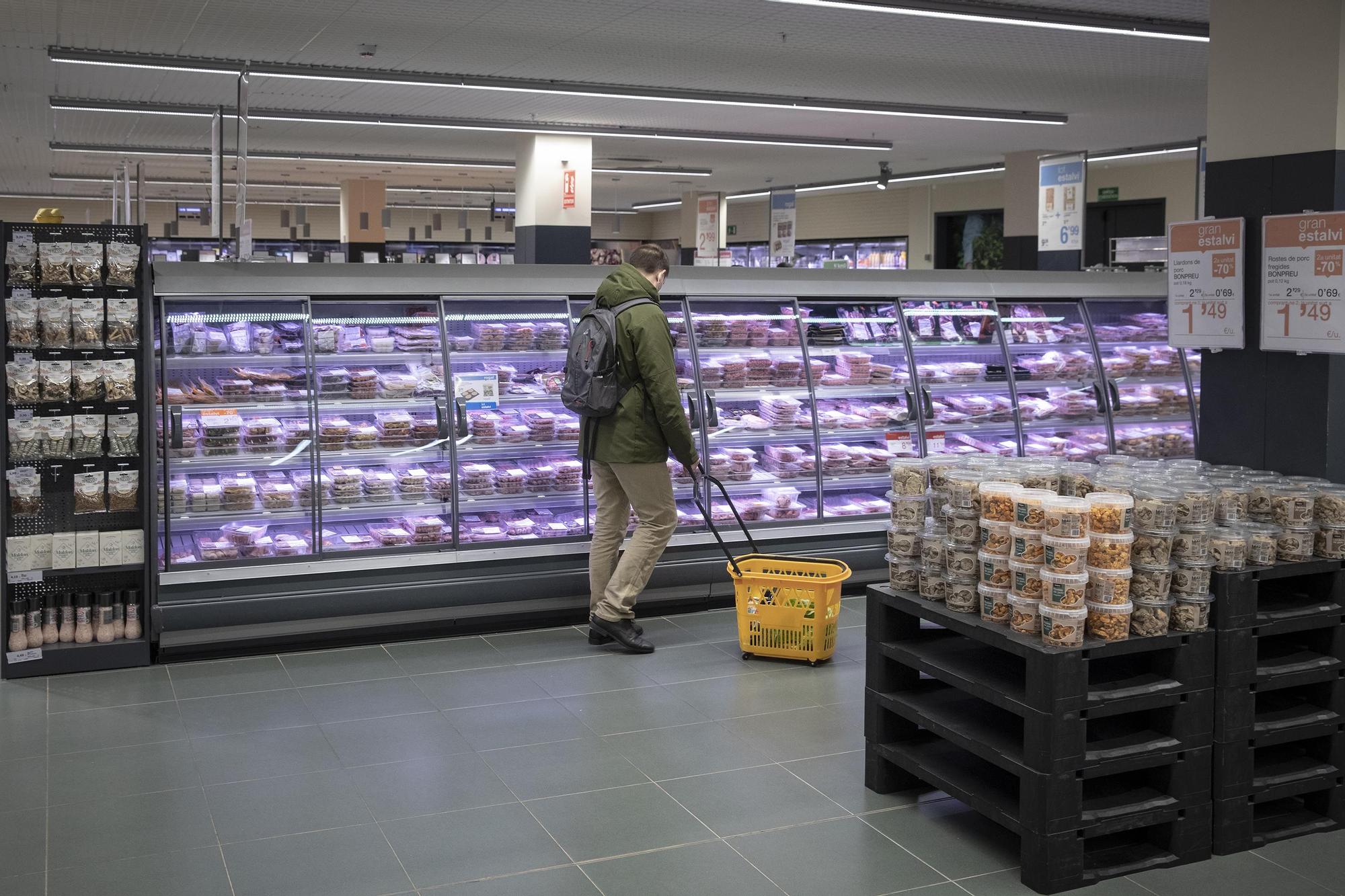 Barcelona 19/03/2021 Economía Compradores en un supermercado Bonpreu del Carrer Urgell Foto de Ferran Nadeu