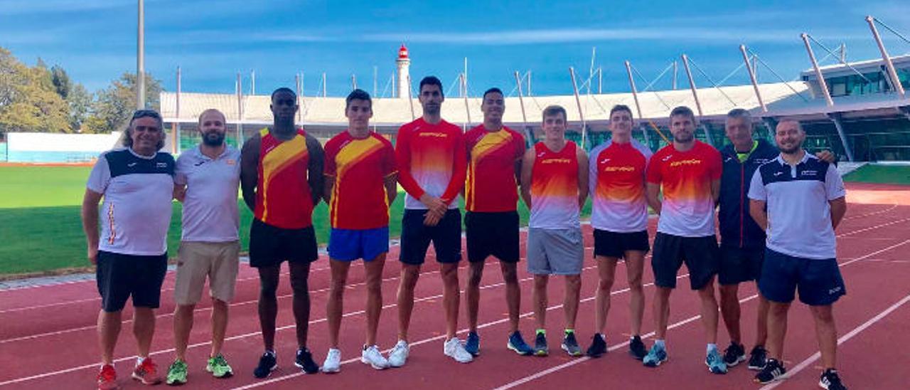 Darwin Echeverry (3º izq.) y Samuel García (5º izq.), con la selección española, durante la concentración desarrollada en Portugal previa al Mundial de Atletismo.