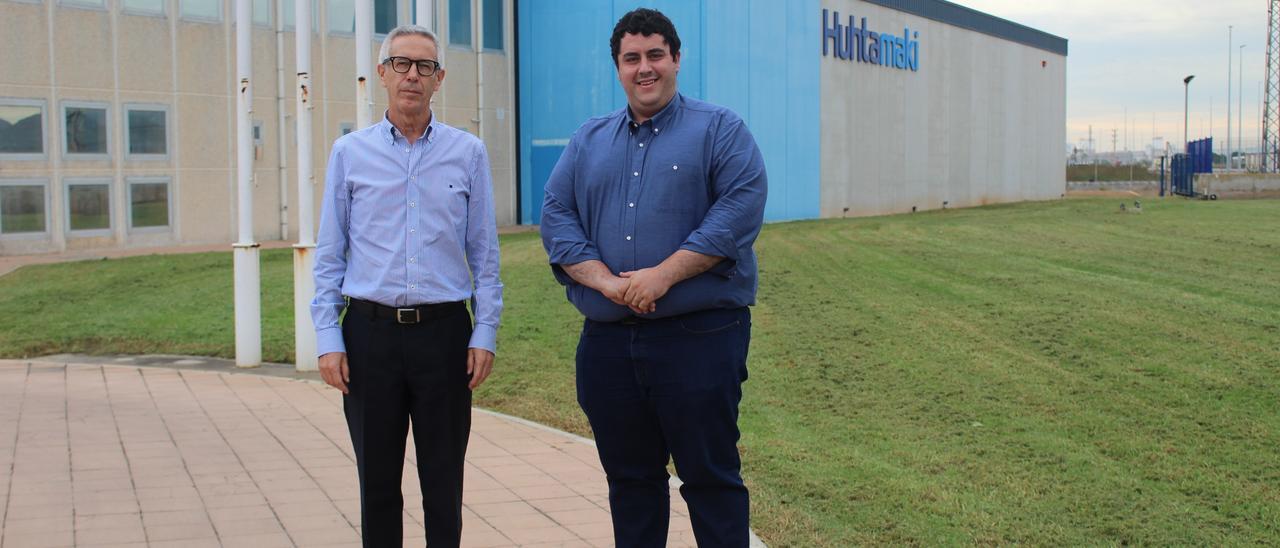 El director general de Huhtamaki, José María Nebot, junto al alcalde de Nules, David García.
