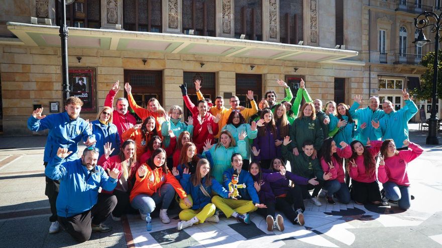 Representantes de las charangas del Antroxu, en una foto grupal ante el Jovellanos. | J. Plaza