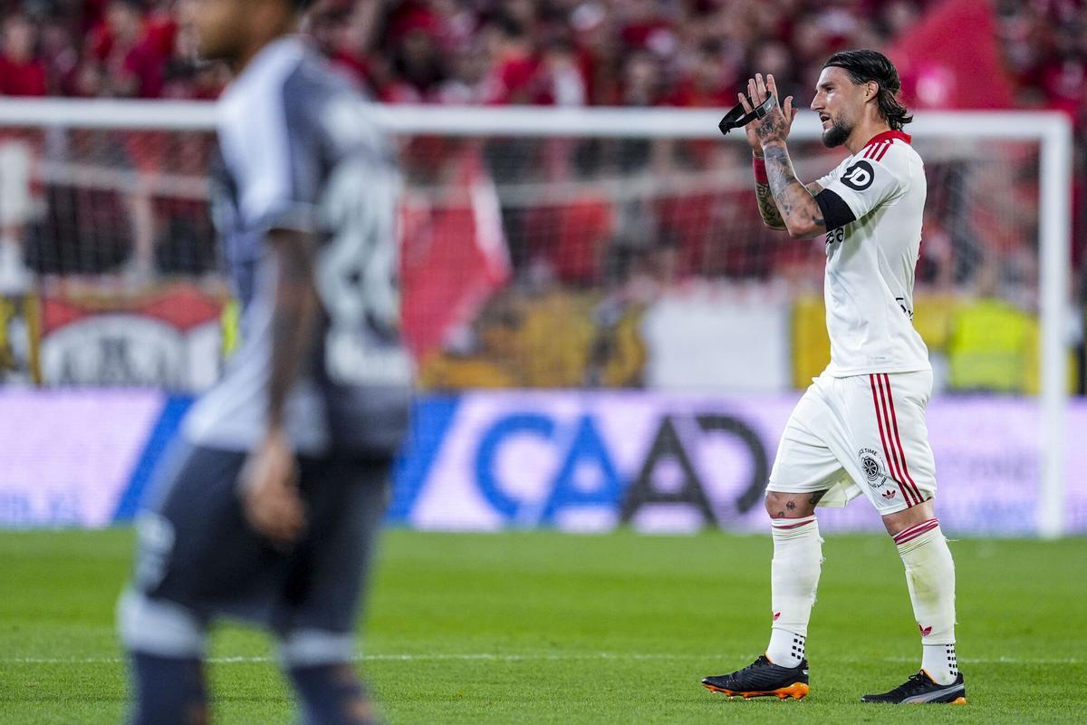 Nemanja Gudelj aplaude a la afición en el partido entre Sevilla FC y Real Sociedad