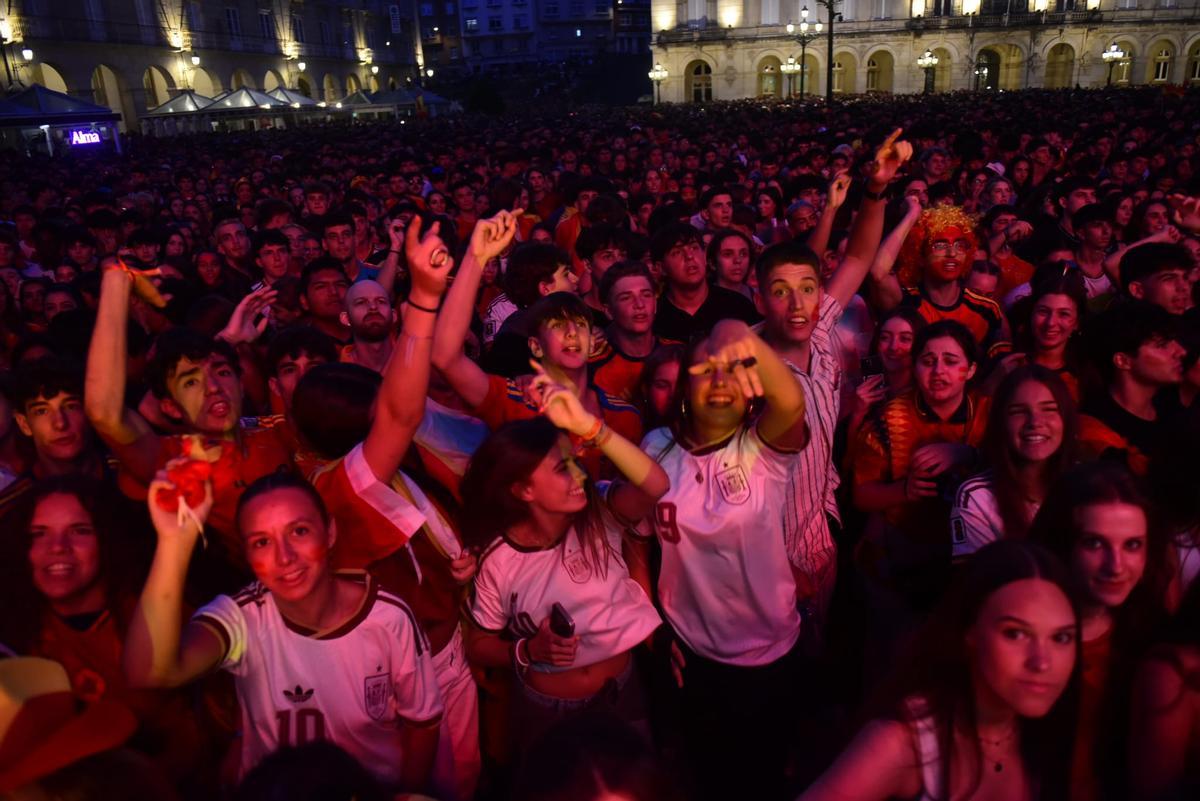 Aficionados de España en A Coruña viven la final del Mundial en María Pita