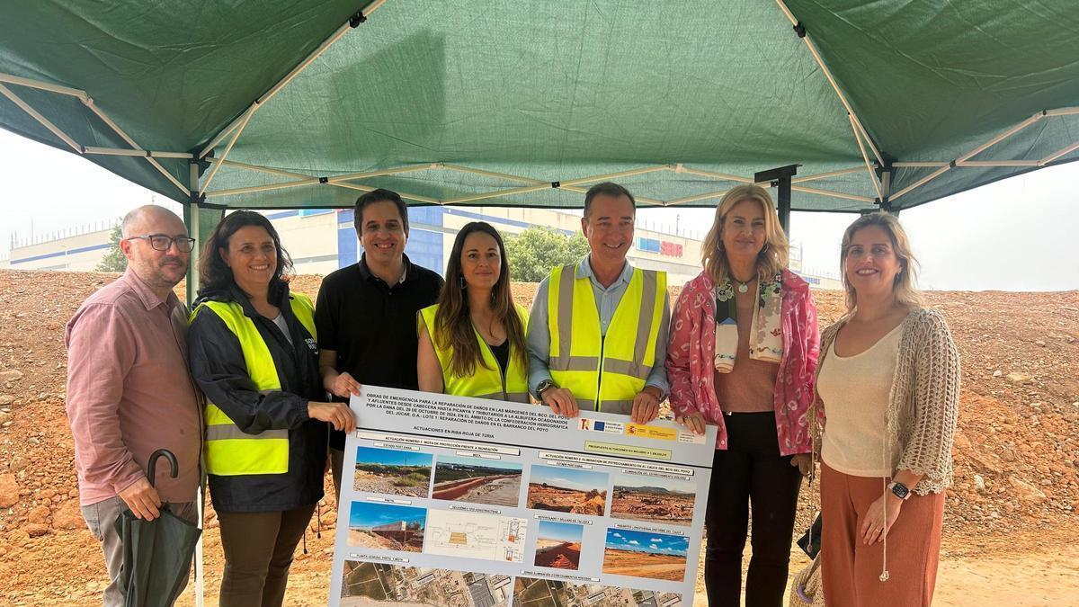 El alcalde de Riba-roja, Robert Raga y la comisionada para la Reconstrucción de la Dana, Zulima Pérez visitan las obras.