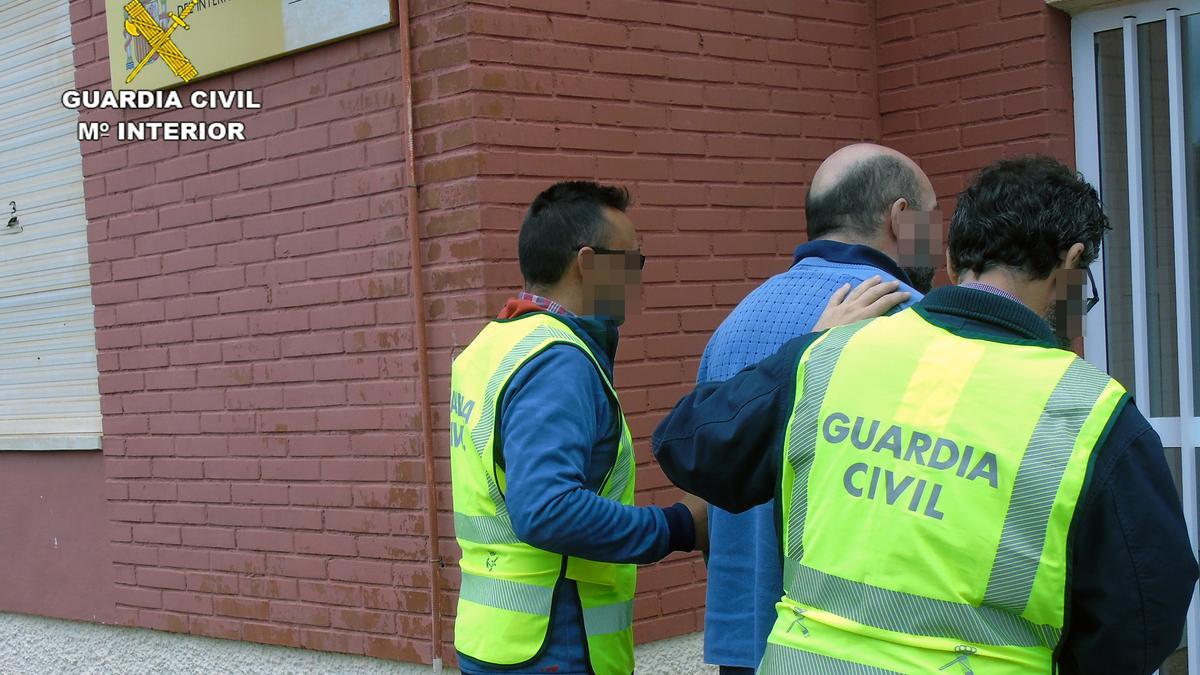 Imagen de archivo de la Guardia Civil trasladando a un detenido.