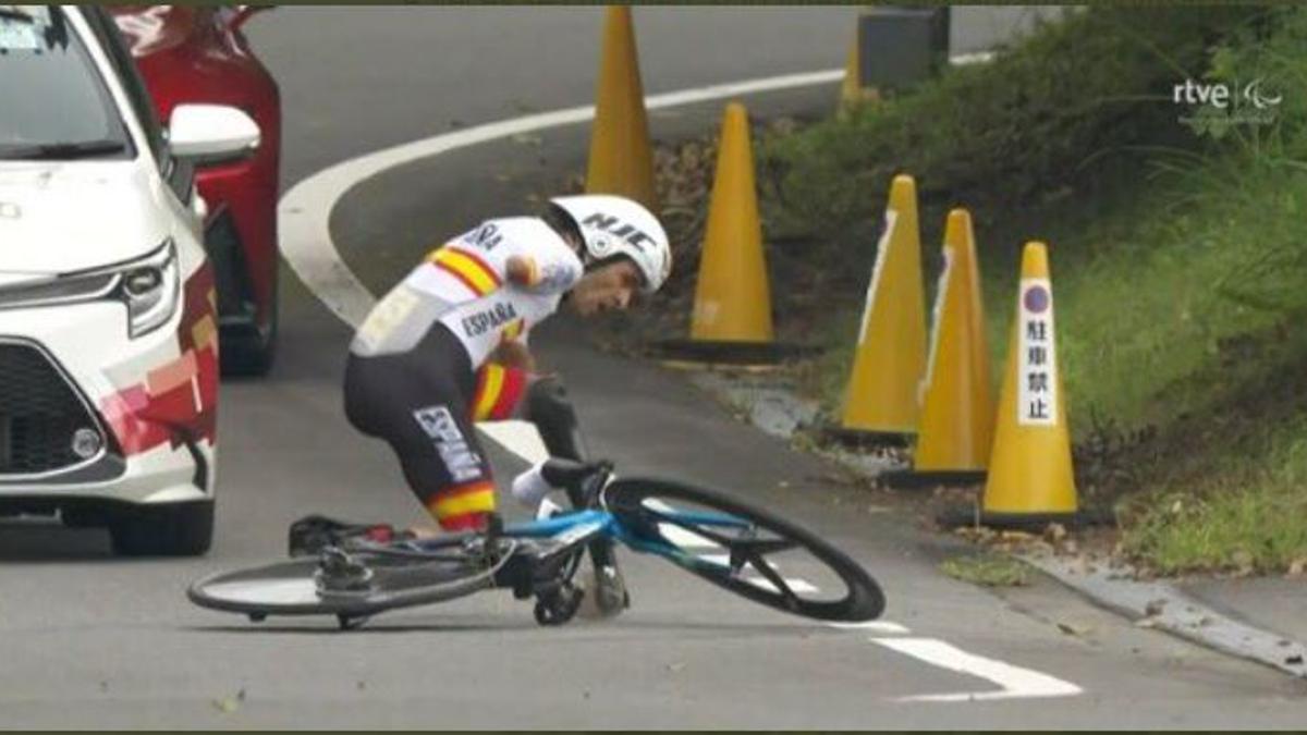 Ricardo Ten se tuvo que bajar de la bici