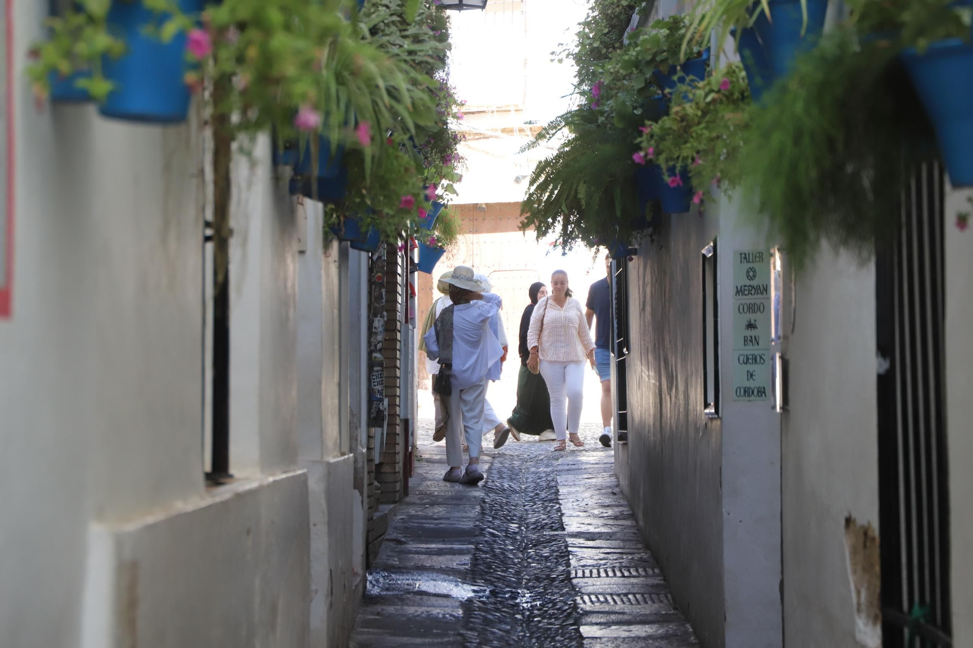 Los turistas disfrutan de Córdoba pese al calor