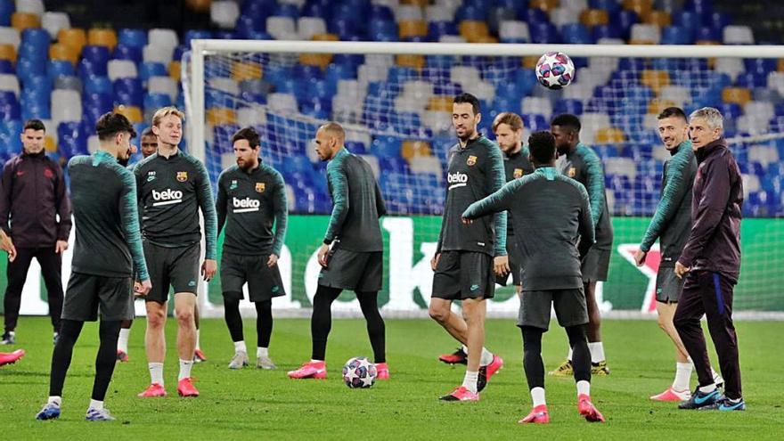 La plantilla del Barça, exercitant-se a l&#039;estadi de San Paolo, a Nàpols.