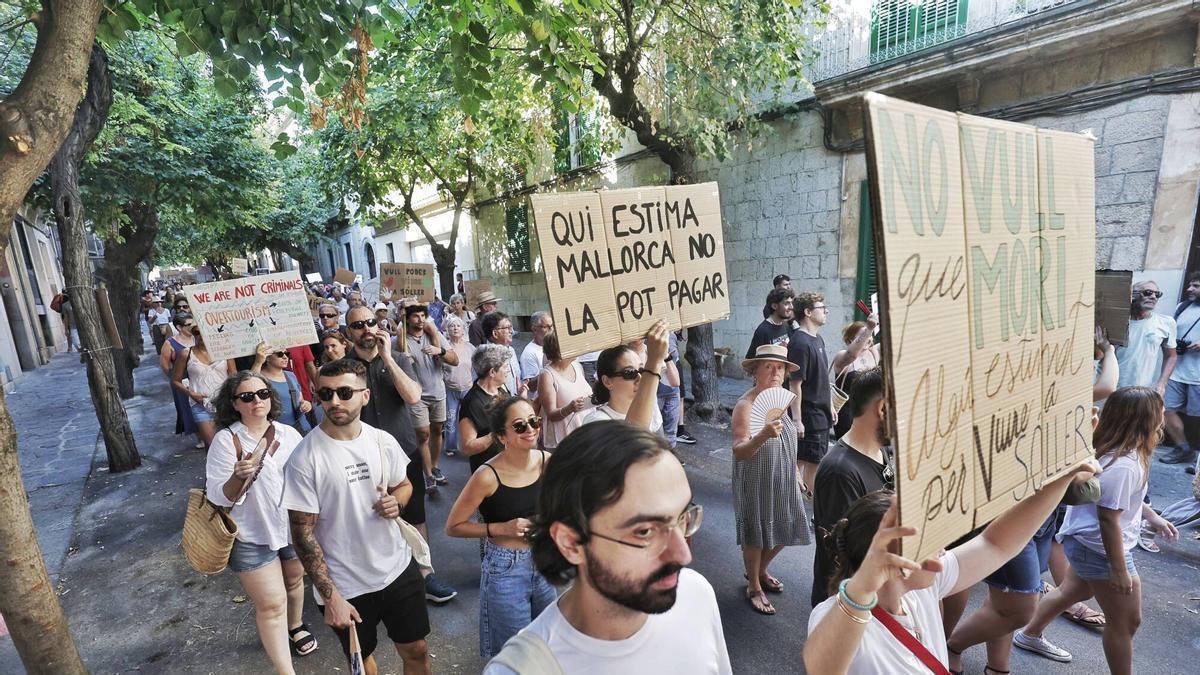 Sóller se moviliza contra la masificación turística