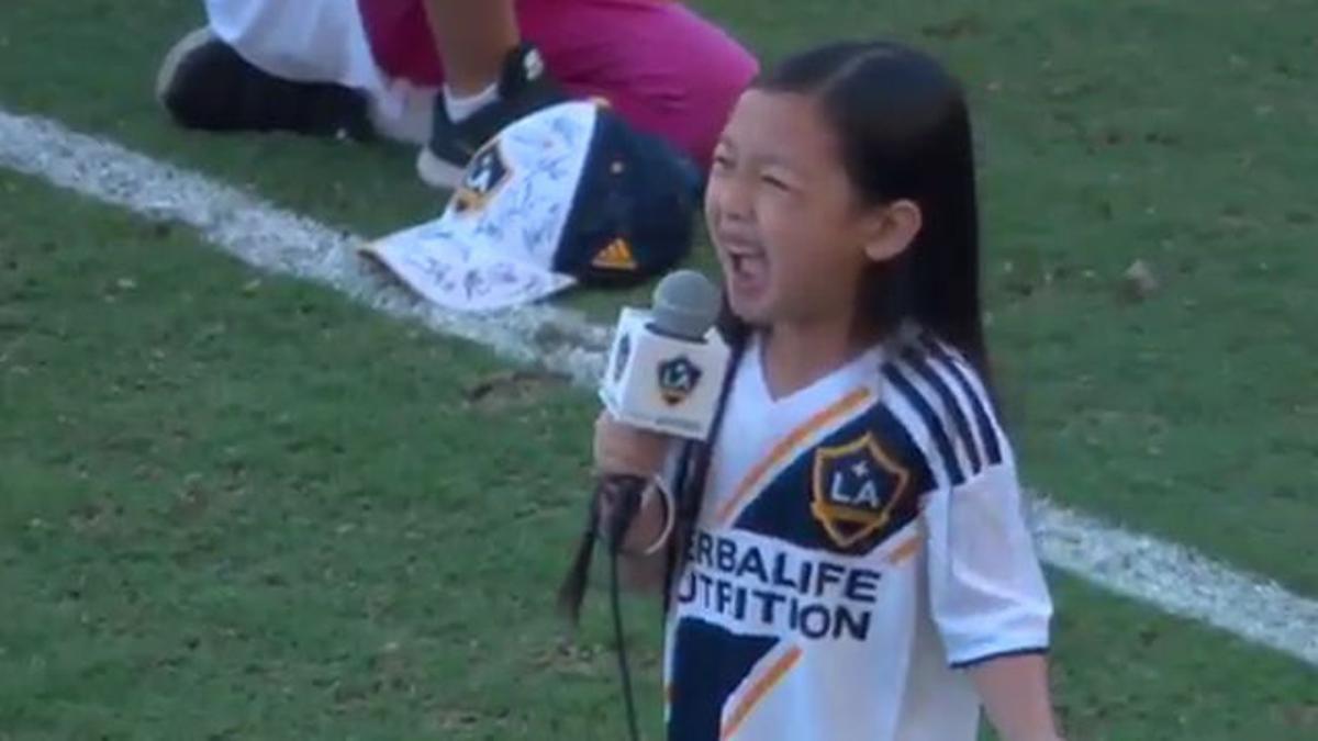 Ibra alucina con una niña de siete años cantando el himno de Estados Unidos