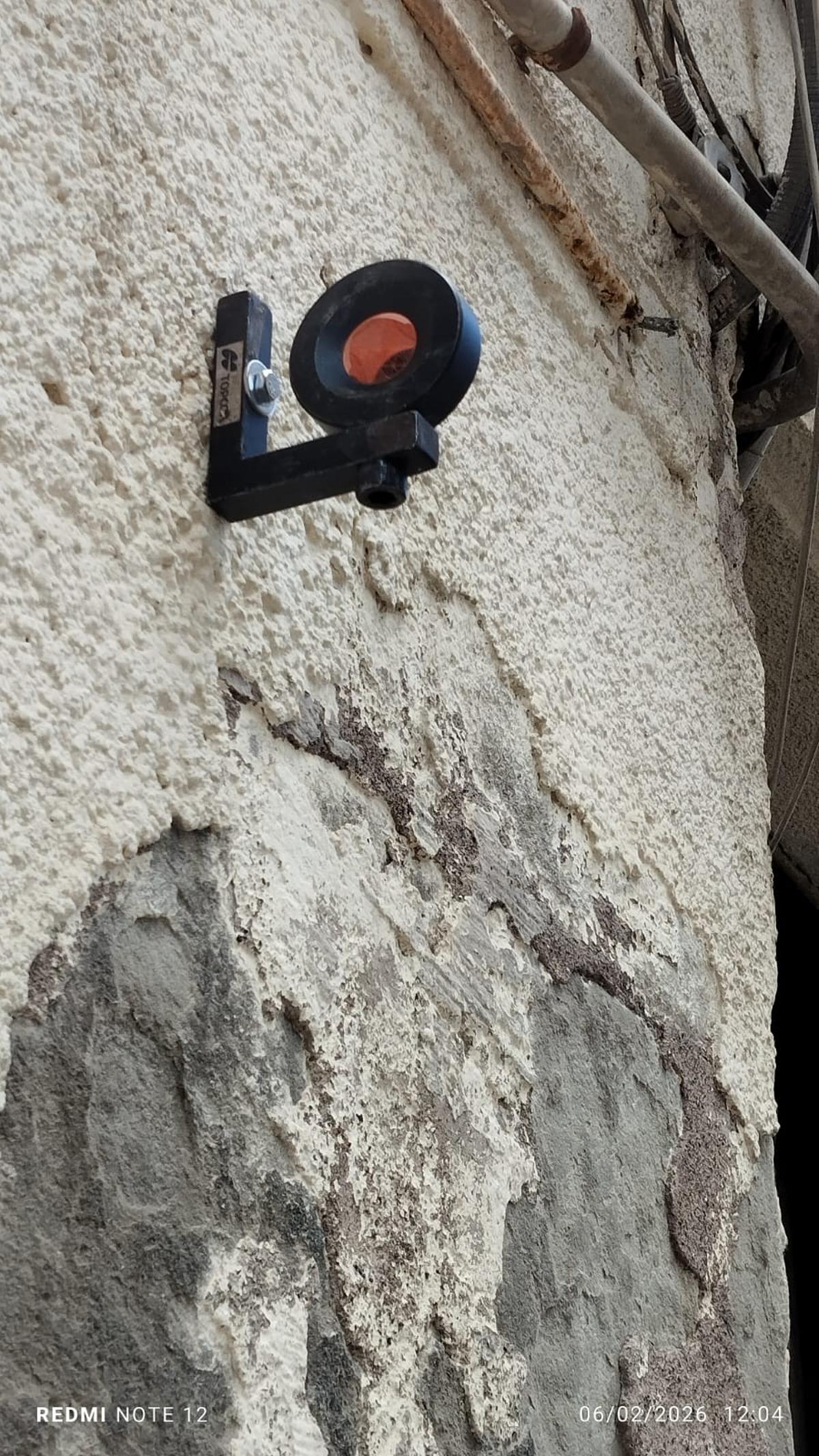 Un dels testimonis col·locats a la façana d'una de les cases veïnes al solar on aixecaran l'equipament de la Generalitat