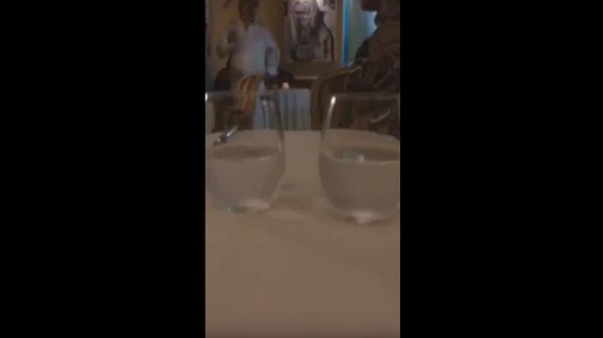 Vídeo de l’incident al restaurant Le Cenacle, a França, en què el propietari va voler fer fora dues dones perquè portaven mocador islàmic.