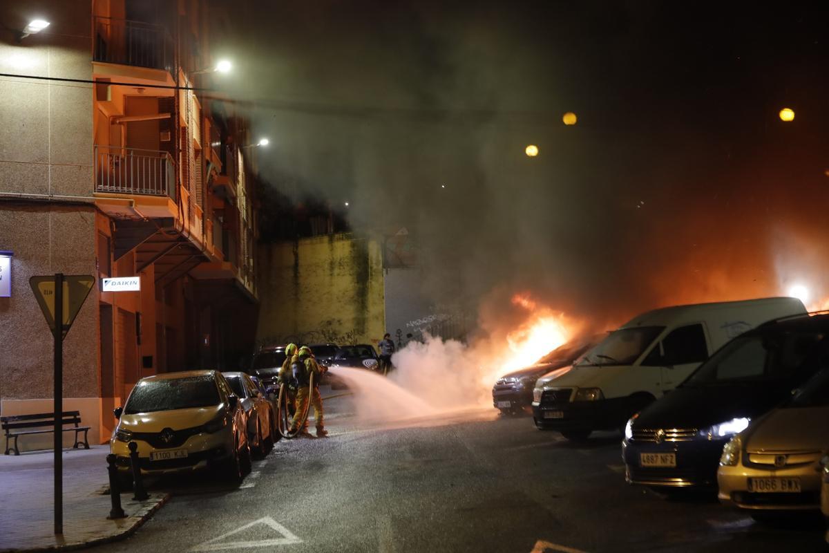 Un incendio en un aparcamiento provoca daños en una docena de coches en Alcoy