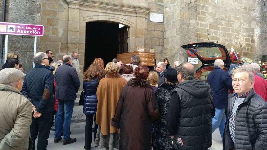 El féretro con los restos del traumatólogo fermosellano a su entrada ayer en la iglesia parroquial.