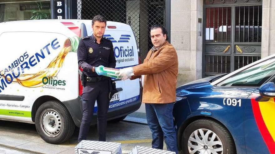 Entrega de material de los responsables de Recambios Mourente. // Policía Nacional