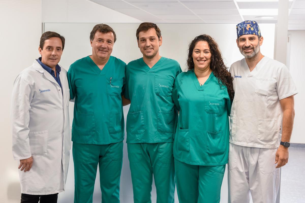 Von links: Dr. Edwin Rodríguez, Chefanästhesist der Clínica Juaneda; Dr. Álvaro Brotons, Leiter der Abteilung Gastroenterologie und der Endoskopie-Einheit der Clínica Juaneda; Dr. Álvaro Martínez-Alcalá; Arantxa Carrizales, Koordinatorin der Endoskopie-Einheit, und Agustín Cardell, Krankenpfleger.