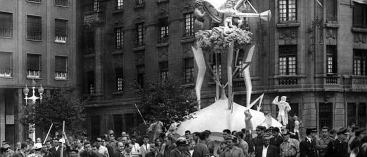 fiestas de santiago. La imagen recoge un momento previo al concurso de entibadores mineros de Sama, con una gran falla situada tras los participantes en el certamen, en 1963.