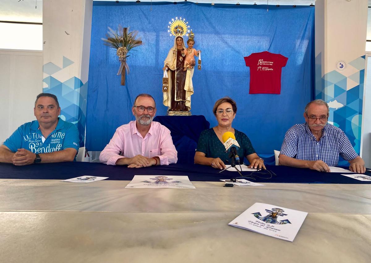 El alcalde con representantes festeros en la presentación de la talla restaurada