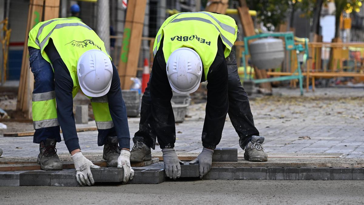 Colocación de baldosas en el eje verde de Consell de Cent, entre Girona y Bailén Colocación de baldosas en el eje verde de Consell de Cent, entre Girona y Bailén