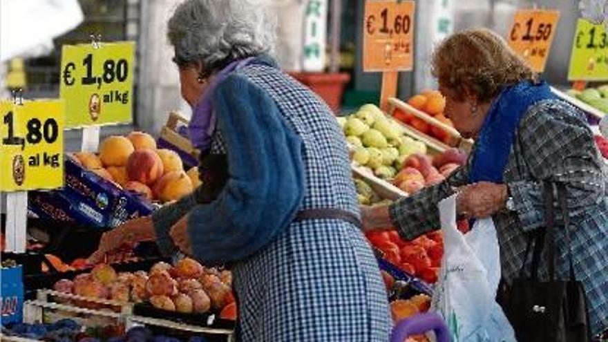Dues pensionistes comprant en un mercat.