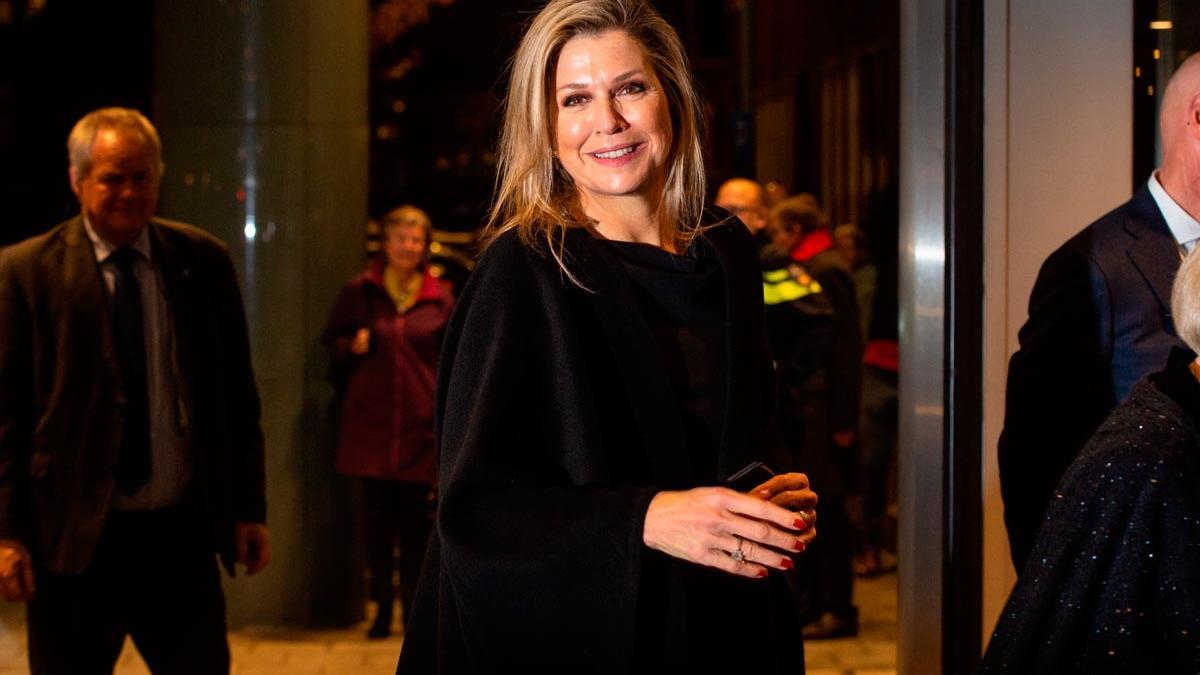 En Zara hay un broche de brillos que convierte en lujo todo lo que toca (y este look de Máxima de Holanda lo demuestra)