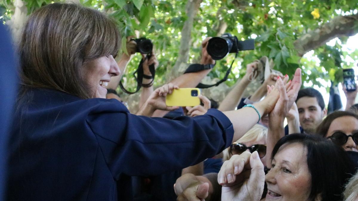 Laura Borràs saluda els manifestants en suport seu al davant del Parlament