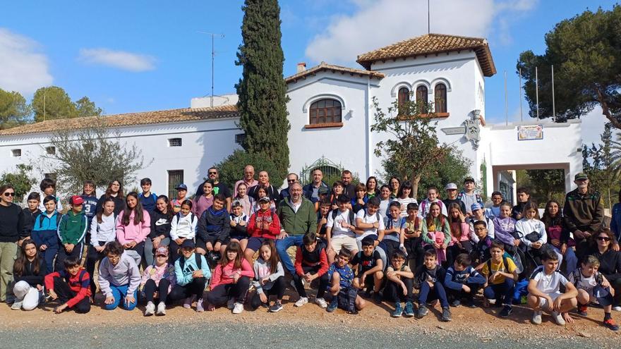 María Cruz Ferreira y Víctor Martínez con los primeros participantes en elprograma ProCuadros, alumnos del CEIP Antonio Delgado Dorrego, de Sangonera La Verde.