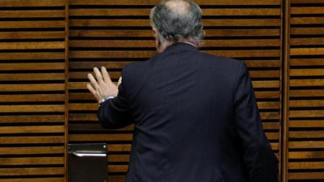 Blasco sale del pleno de las Corts en una imagen de archivo.
